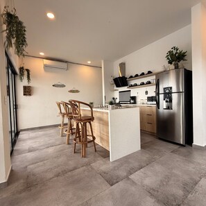 Réfrigérateur, micro-ondes, cafetière/bouilloire