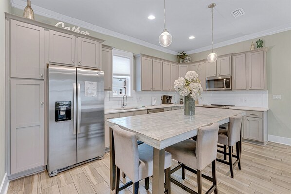 Een koelkast, een magnetron, een oven, een kookplaat