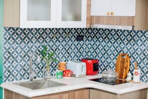 Refrigerador, microondas, tetera eléctrica y utensilios de cocina 