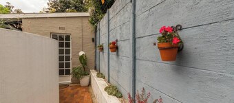 Charming cottage in terrific Johannesburg with WiFi