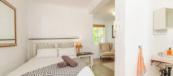 Charming cottage in terrific Johannesburg with WiFi