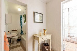 Asciugamani, sapone, shampoo, carta igienica