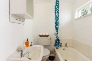 Asciugamani, sapone, shampoo, carta igienica
