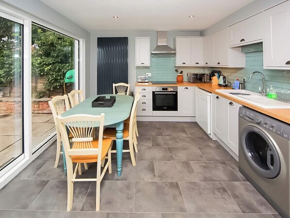 Oppvaskmaskin og høy barnestol