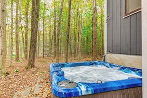 Outdoor spa tub - Home w/ Hot Tub & Arrowhead Lake Community Perks! (Pocono Lake)