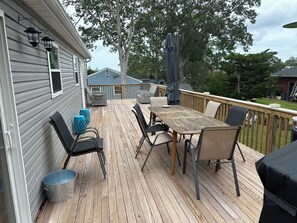 Outdoor dining - Hamptons Beach House, 5-minute walk to Bay Beach (Flanders)