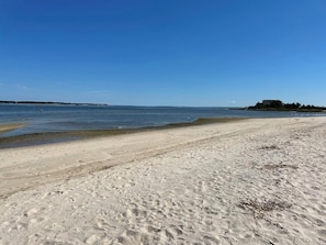 Beach nearby, sun-loungers, beach towels