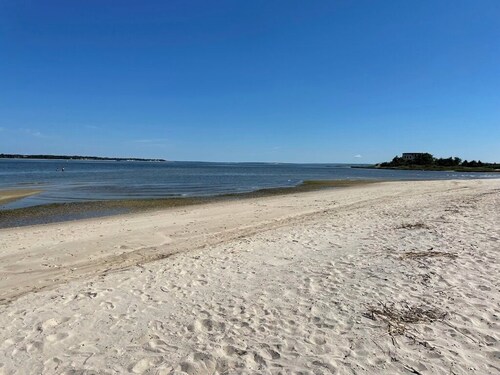 Hamptons Beach House, 5-minute walk to Bay Beach