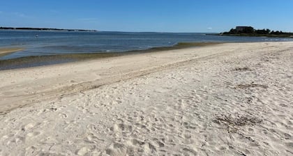 Hamptons Beach House, 5-minute walk to Bay Beach