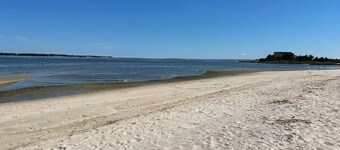 Hamptons Beach House, 5-minute walk to Bay Beach
