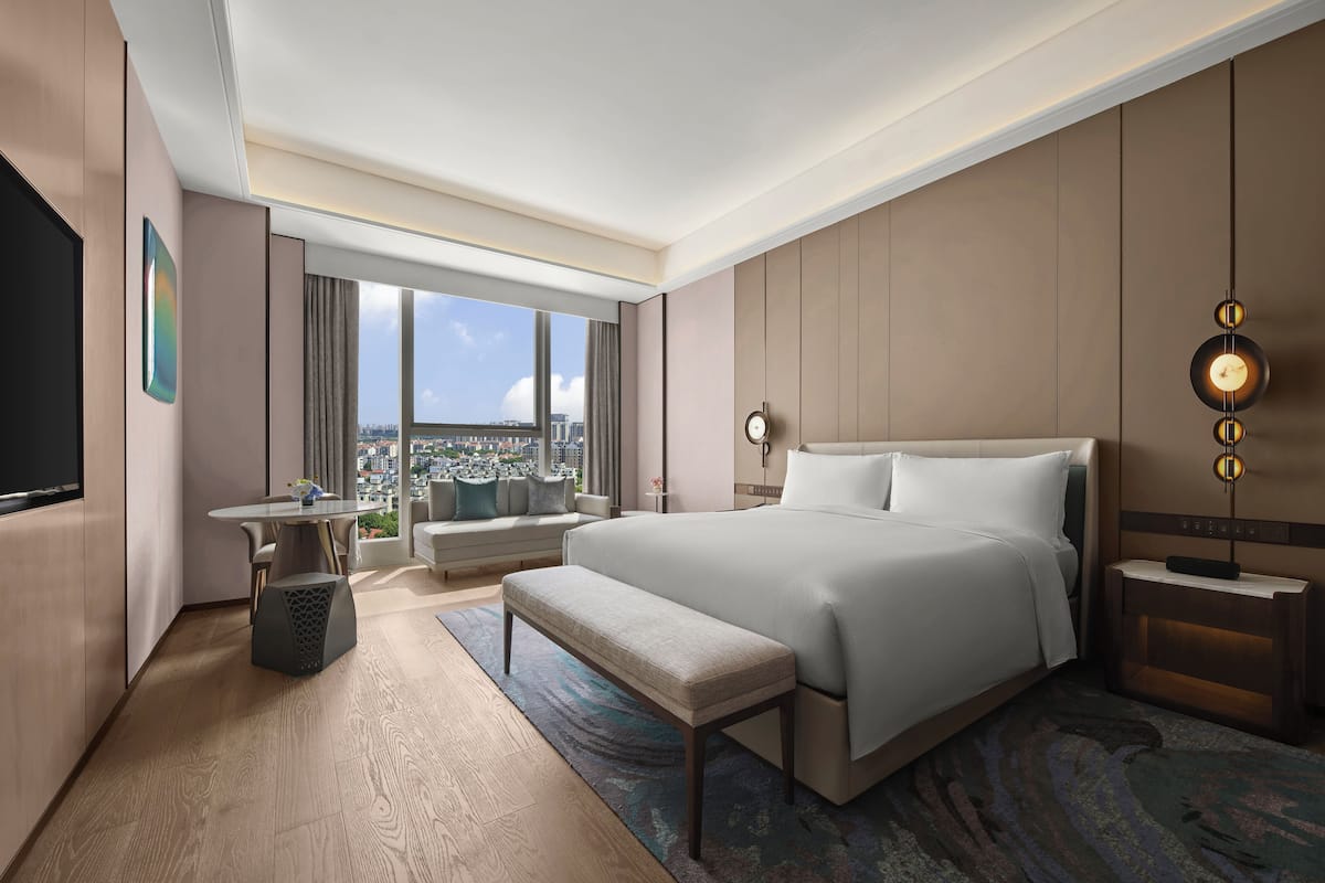 King Ambassador Suite | Sengetøy av topp kvalitet, minibar, skrivebord og blendingsgardiner