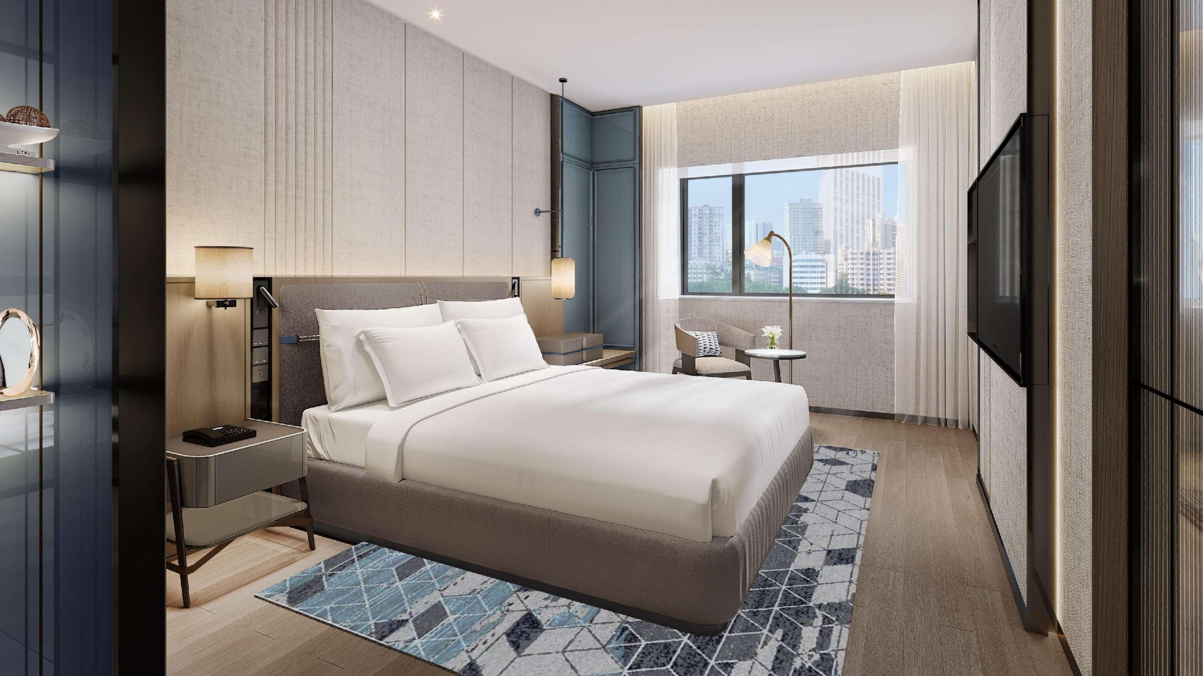 Luxe beddengoed, een minibar, een bureau, verduisterende gordijnen