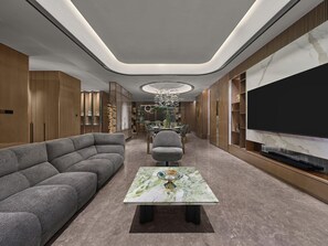 Suite presidencial, varias camas | Área de sala de estar | Televisión de 50 pulgadas con canales por cable