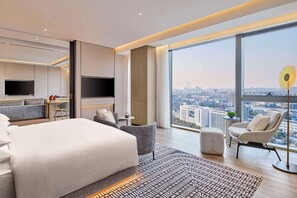 King Ambassador Suite | Premium bedding, down comforters, pillowtop beds, in-room safe - Hilton Shanghai Zhangjiang Science City (Shanghai)