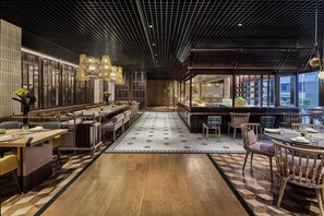 2 restaurants, breakfast, lunch, dinner served; Chinese cuisine