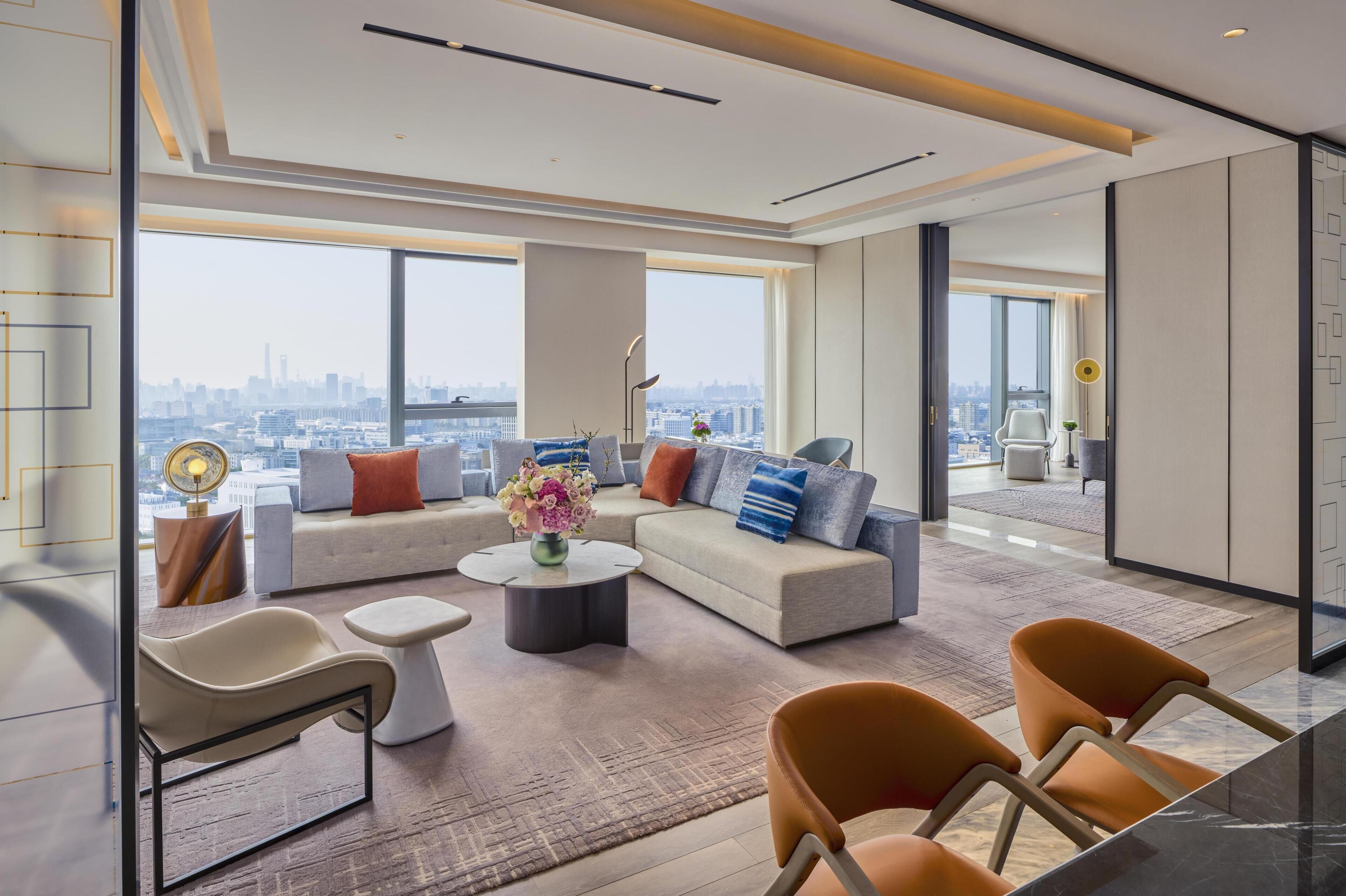 King Ambassador Suite | Living area