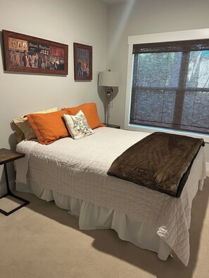 2 عدّة غرف نوم ومكواة/لوح كي وواي فاي وملاءات أسرّة