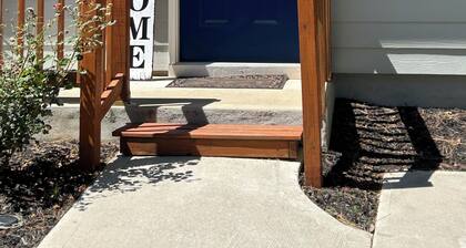 Charming 2-bedroom cottage! Walk to Dtwn Woodstock! Pet friendly!