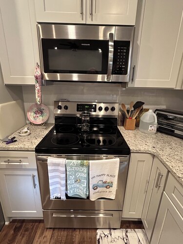 Charming 2-bedroom cottage! Walk to Dtwn Woodstock! Pet friendly!