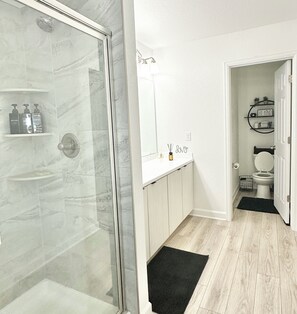 Regadera, secadora de cabello, toallas, jabón 