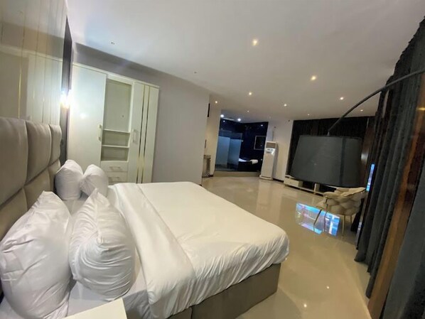 Chambre économique, balcon, vue sur la ville | Bureau, espace de travail pour ordinateurs portables