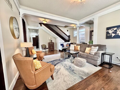 Modern Meets Vintage! 5 BEDROOMS. Game Room, Patio, FUN!