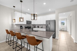 Fridge, microwave, oven, stovetop - 3 Bedrooms / 2 Bathrooms / Champions Gate (1163DL) (Kissimmee)