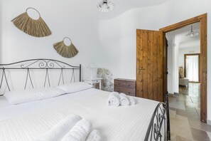 3 bedrooms, iron/ironing board, internet, bed sheets