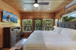 3 habitaciones, escritorio y tabla de planchar con plancha 