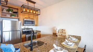 Jääkaappi, mikroaaltouuni, uuni, liesi