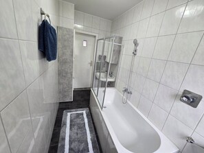 Haartrockner, Handtücher, Seife, Toilettenpapier