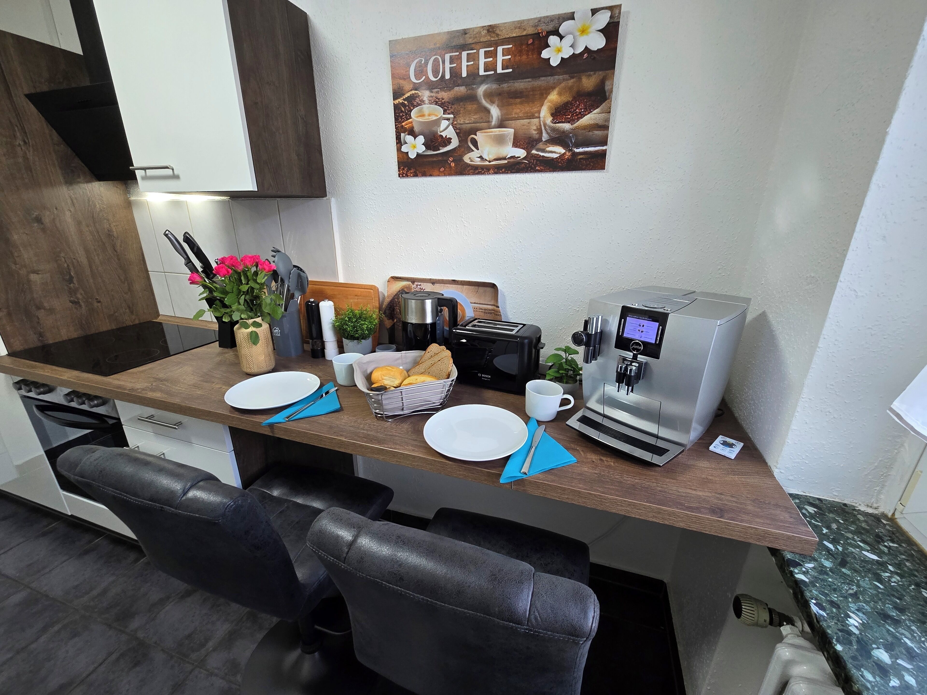 Wasserkocher mit Kaffee-/Teezubehör, Kühlschrank, Mikrowelle, Ofen