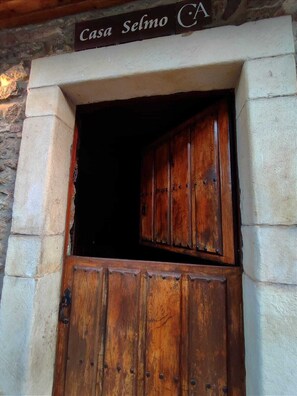 A rustic wooden door with a sign above it reading "Casa Selmo CA". - Casa Rural Selmo (Carreno)
