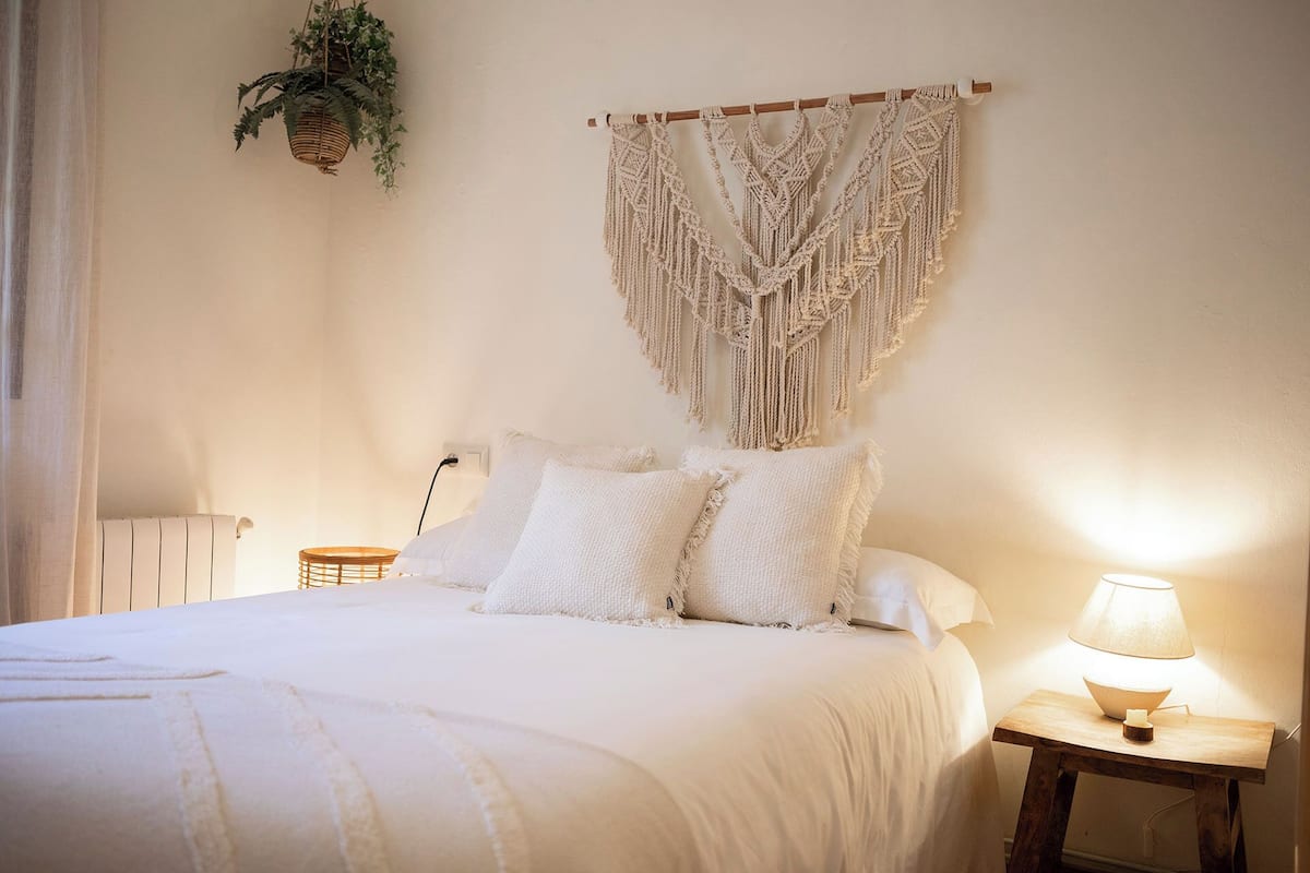 Comfort tweepersoonskamer, 1 tweepersoonsbed, uitzicht op bergen | Donzen dekbedden, individueel gedecoreerd, individueel gemeubileerd