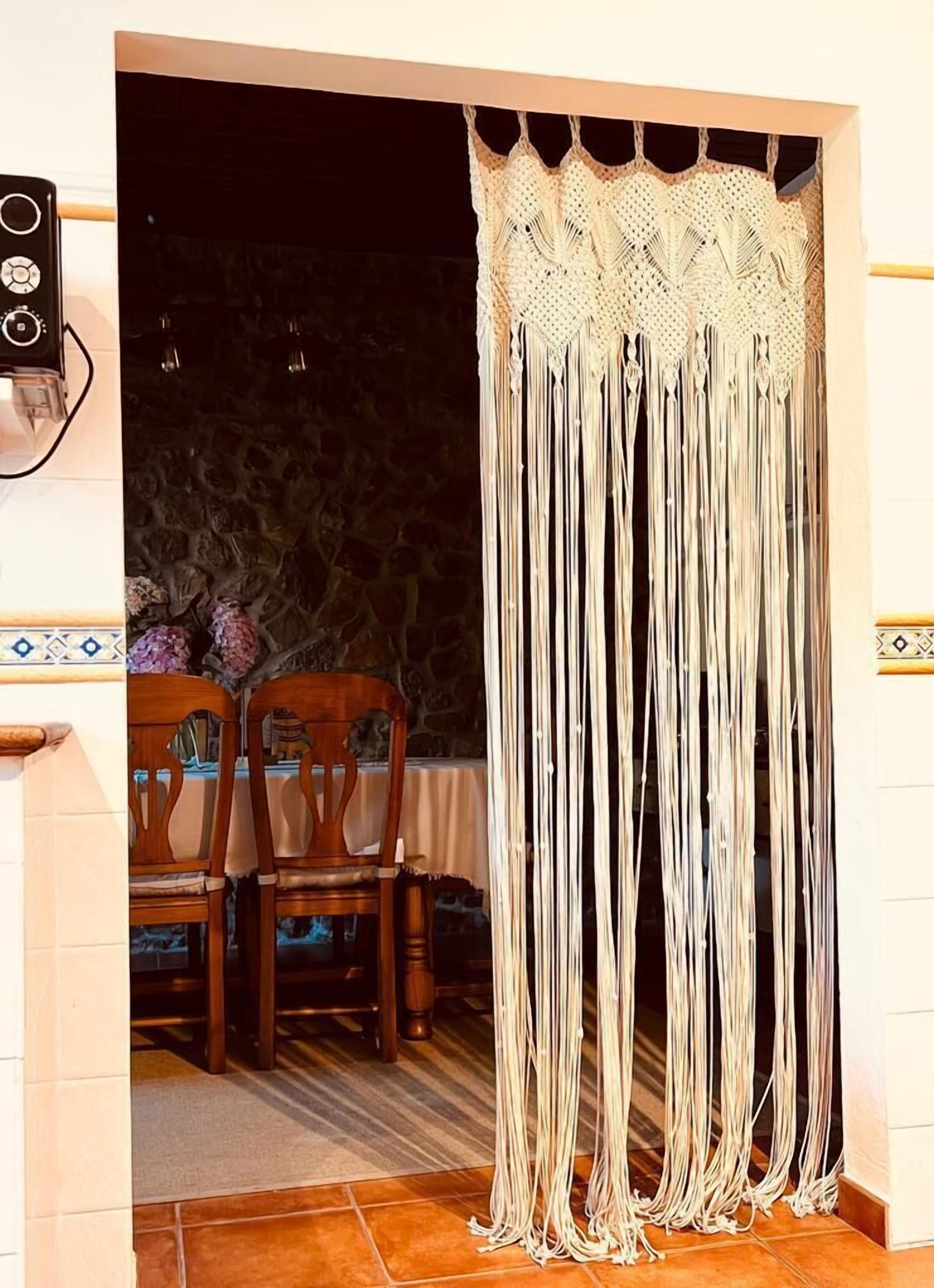 Full-size fridge, microwave, oven, stovetop