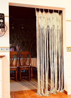 Grand réfrigérateur, micro-ondes, four, plaque de cuisson