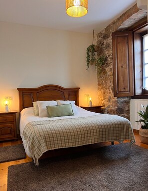 Comfort dubbelrum - 1 dubbelsäng - utsikt mot trädgården | Duntäcken, individuell inredning, unika möbler och gratis wi-fi