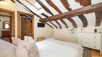 Eenvoudige tweepersoonskamer, voor 1 persoon | Donsdekens, individueel gedecoreerd, individueel gemeubileerd