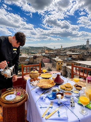 包含每日当地美食早餐