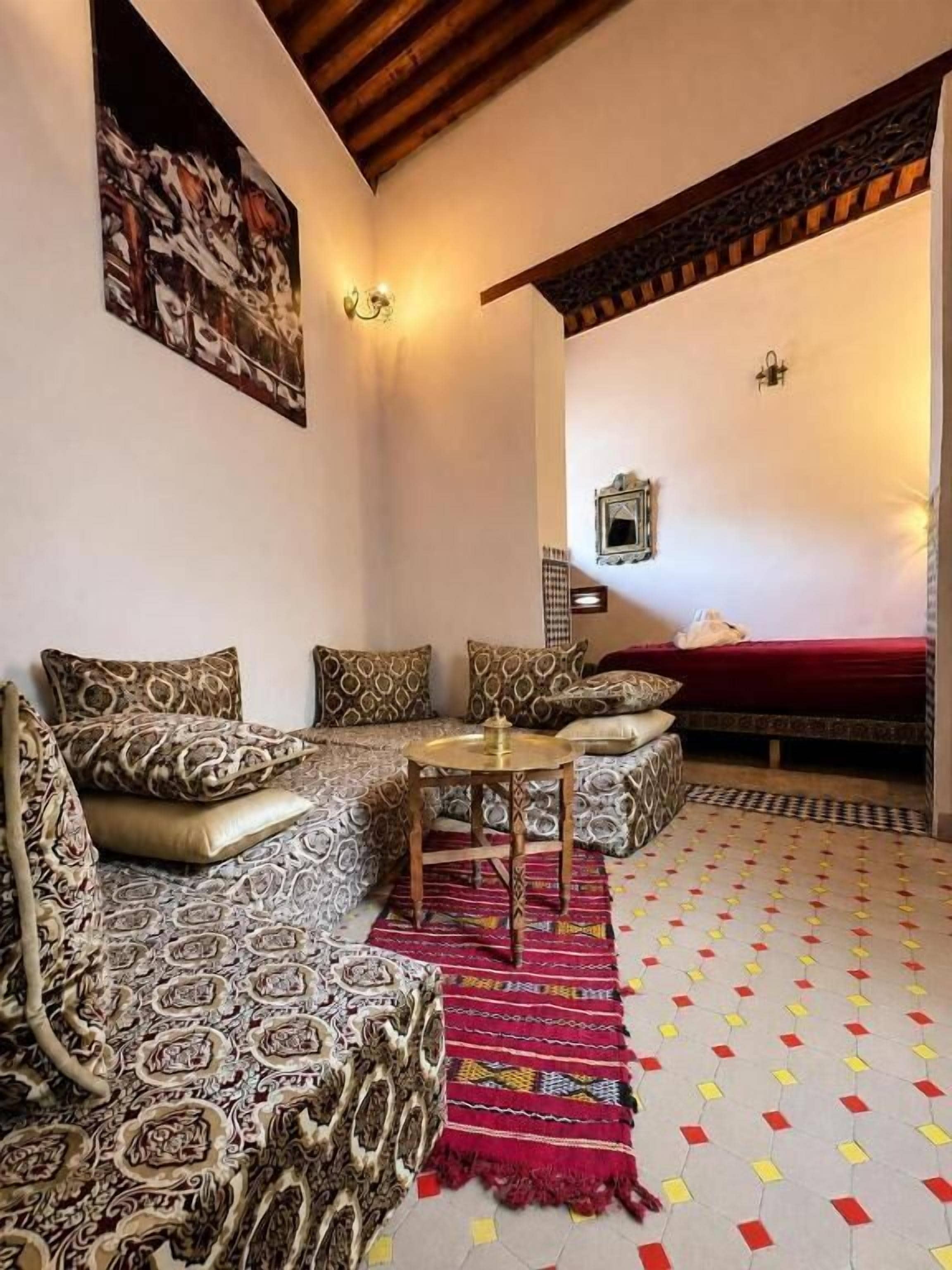 Wifi gratis, decoración personalizada y muebles diferentes 