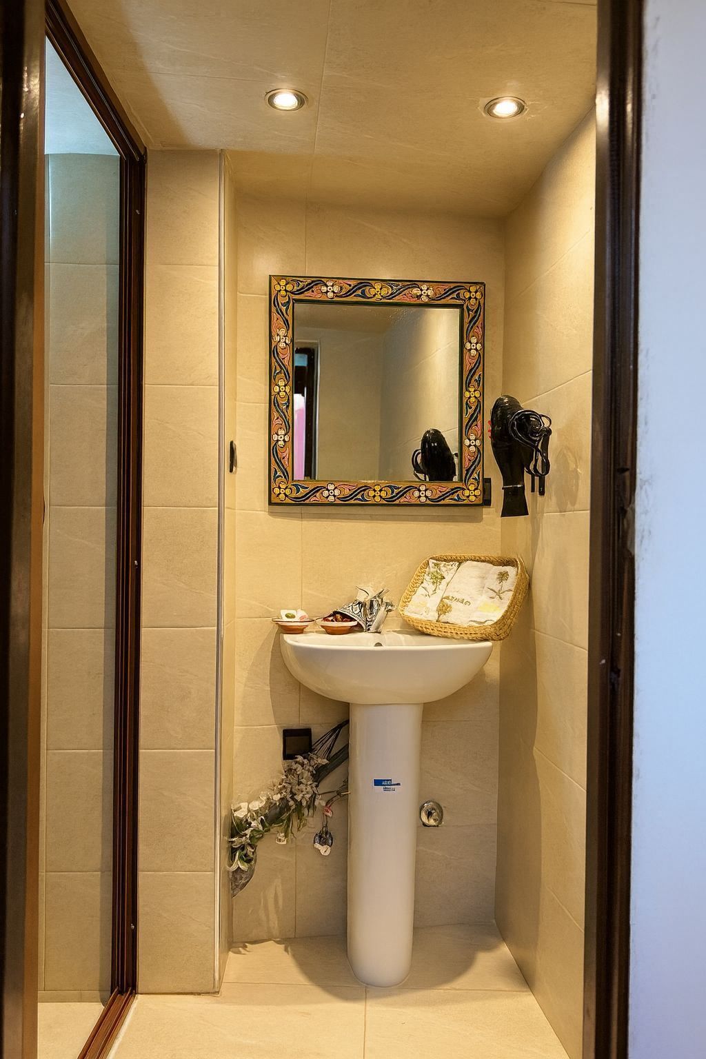 Businesshuone | Kylpyhuone | Suihku, hiustenkuivaaja, pyyhkeet, saippua