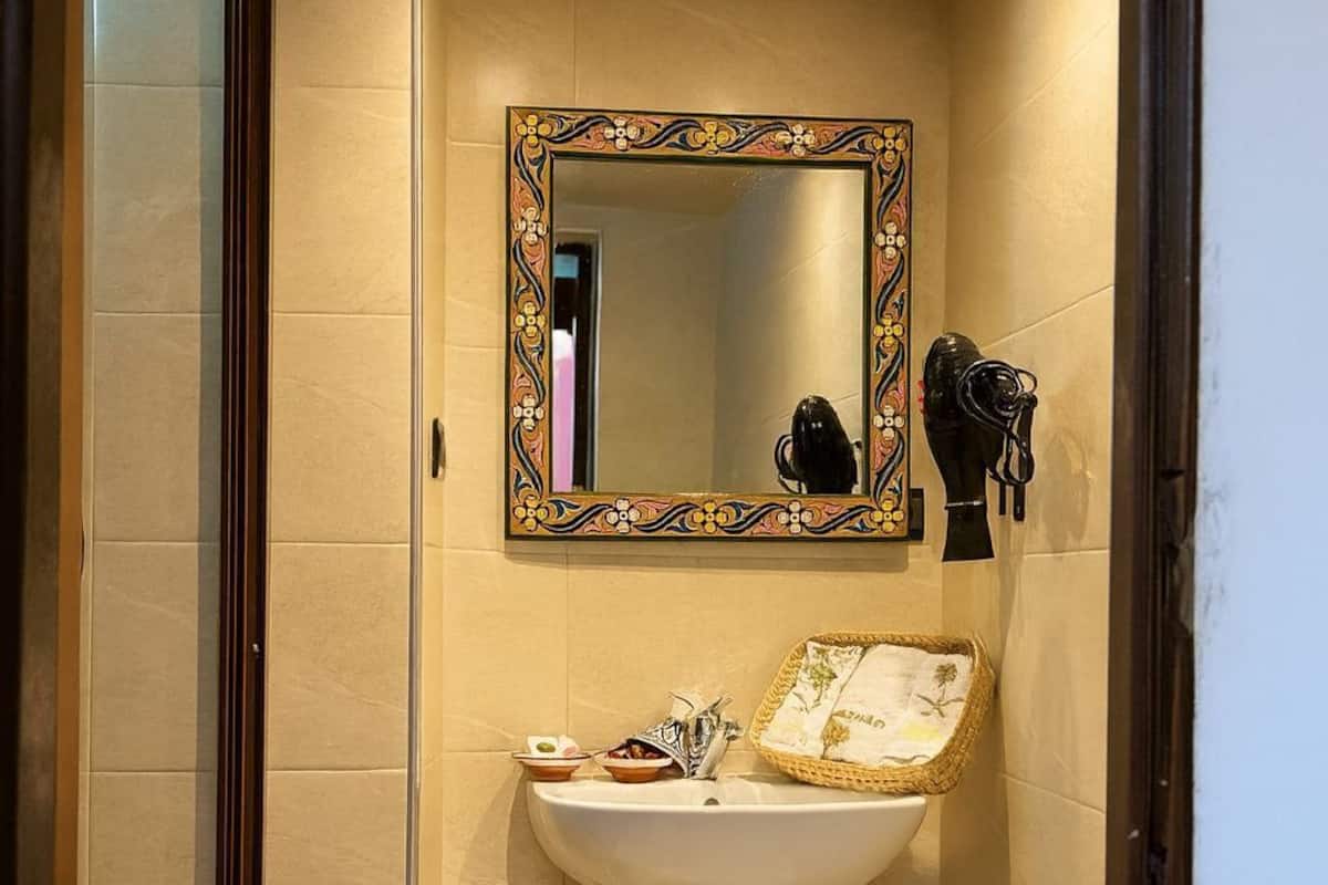 Business Room | Bathroom