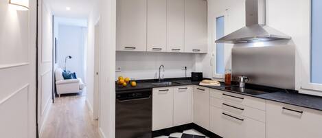 Jääkaappi, mikroaaltouuni, uuni, astianpesukone