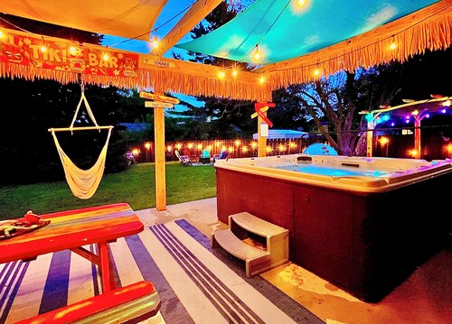 Time Traveler - Hot Tub, firepit, grill, games, and fun! 