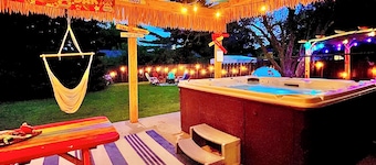 Time Traveler - Hot Tub, firepit, grill, games, and fun! 