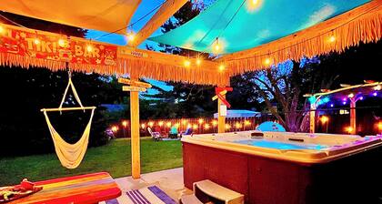 Time Traveler - Hot Tub, firepit, grill, games, and fun!