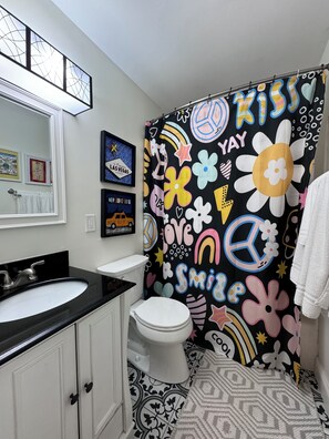 Sèche-cheveux, serviettes fournies, savon, shampoing