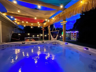Time Traveler - Hot Tub, firepit, grill, games, and fun! 