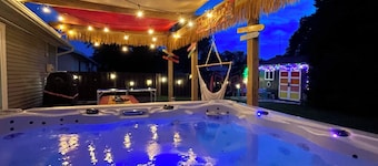 Time Traveler - Hot Tub, firepit, grill, games, and fun!