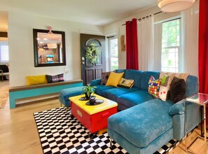 TV connectée, jeux vidéo, baby-foot, livres